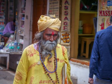 Pushkar, Rajasthan / Hindistan - 5 Kasım 2019: Hindu din azizi, keşiş veya Sadhu. Hindistan 'ın kırsal kesimlerinde gezen kutsal adam.