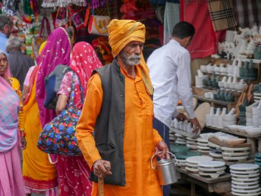 Pushkar, Rajasthan / Hindistan - 5 Kasım 2019: Hindu din azizi, keşiş veya Sadhu. Hindistan 'ın kırsal kesimlerinde gezen kutsal adam.