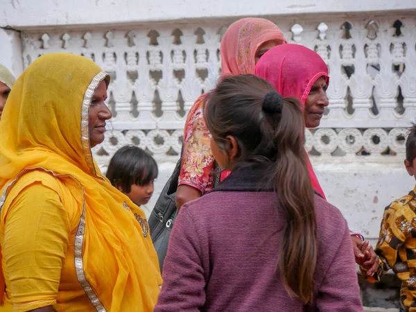 Puşkar, Rajasthan / Hindistan - 5 Kasım 2019: Hint kültürü fuarı Puşkar fuarında gezen geleneksel yerli köylü köylü kadınları