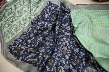 Hint Sarisi. Saree Store 'daki Renkli Şatafatlı Sari, pazarda satılmaya hazır.