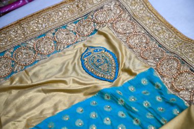 Hint Sarisi. Saree Store 'daki Renkli Şatafatlı Sari, pazarda satılmaya hazır.