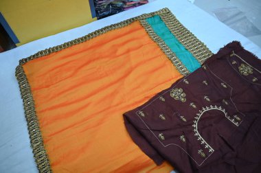 Hint Sarisi. Saree Store 'daki Renkli Şatafatlı Sari, pazarda satılmaya hazır.