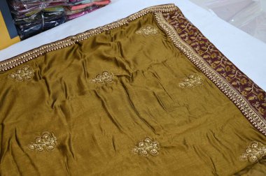 Hint Sarisi. Saree Store 'daki Renkli Şatafatlı Sari, pazarda satılmaya hazır.