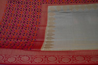 Hint Sarisi. Saree Store 'daki Renkli Şatafatlı Sari, pazarda satılmaya hazır.