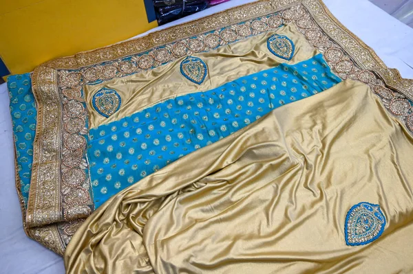 Hint Sarisi. Saree Store 'daki Renkli Şatafatlı Sari, pazarda satılmaya hazır.