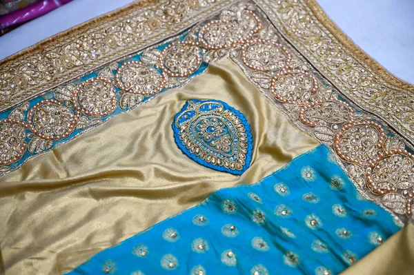 Hint Sarisi. Saree Store 'daki Renkli Şatafatlı Sari, pazarda satılmaya hazır.