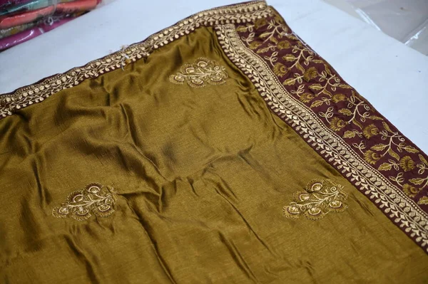 Hint Sarisi. Saree Store 'daki Renkli Şatafatlı Sari, pazarda satılmaya hazır.