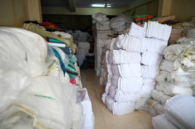 Kumaş Fabrikası, giysi imalatı. Bir sürü giysi malzemesi marketlerde satılmak üzere mağazalara gönderilmeye hazır..