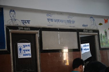 Surat, Gujarat / Hindistan - 9 Mart 2020: Surat Tren İstasyonu 'ndaki erkekler ve bayanlar tuvaleti.