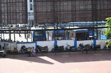 Surat, Gujarat / Hindistan - 9 Mart 2020: Surat Şehir dışındaki otobüs durağı