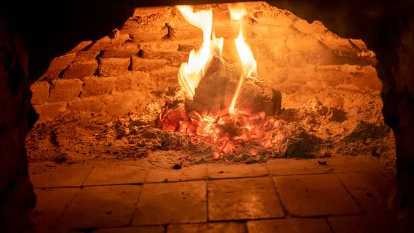 Ξύλινο Φούρνο Φλόγες Φωτιάς Υψώνονται Στο Φούρνο Παραδοσιακός Ξυλόφουρνος Εικόνα Αρχείου