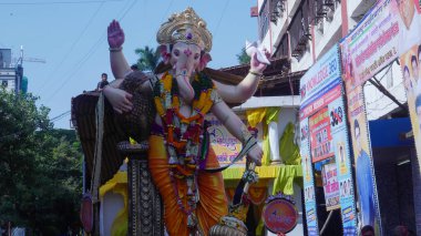 Mumbai, Maharashtra, Hindistan - 5 Eylül 2017: Hint Hindu tanrısı Ganesh Visarjan Girgaum 'da, Mumbai' de halk kitle toplantısı