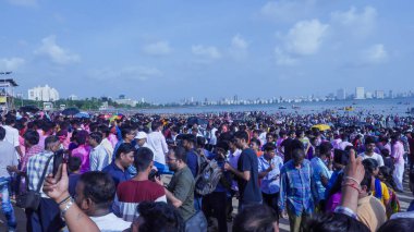 Mumbai, Maharashtra, Hindistan - 5 Eylül 2017: Hint Hindu tanrısı Ganesh Visarjan Girgaum 'da, Mumbai' de halk kitle toplantısı