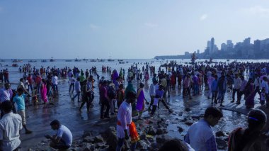Mumbai, Maharashtra, Hindistan - 5 Eylül 2017: Hint Hindu tanrısı Ganesh Visarjan Girgaum 'da, Mumbai' de halk kitle toplantısı