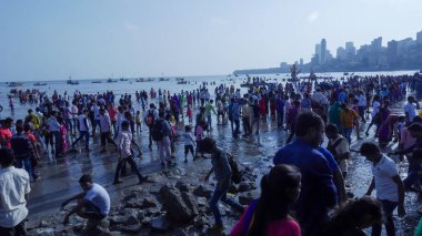 Mumbai, Maharashtra, Hindistan - 5 Eylül 2017: Hint Hindu tanrısı Ganesh Visarjan Girgaum 'da, Mumbai' de halk kitle toplantısı