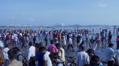 Mumbai, Maharashtra, Hindistan - 5 Eylül 2017: Hint Hindu tanrısı Ganesh Visarjan Girgaum 'da, Mumbai' de halk kitle toplantısı
