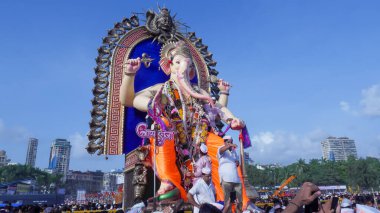 Mumbai, Maharashtra, Hindistan - 5 Eylül 2017: Hint Hindu tanrısı Ganesh Visarjan Girgaum 'da, Mumbai' de halk kitle toplantısı