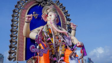 Mumbai, Maharashtra, Hindistan - 5 Eylül 2017: Hint Hindu tanrısı Ganesh Visarjan Girgaum 'da, Mumbai' de halk kitle toplantısı