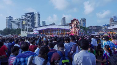 Mumbai, Maharashtra, Hindistan - 5 Eylül 2017: Hint Hindu tanrısı Ganesh Visarjan Girgaum 'da, Mumbai' de halk kitle toplantısı