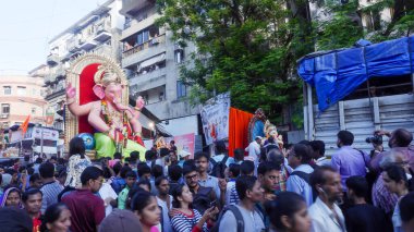Mumbai, Maharashtra, Hindistan - 5 Eylül 2017: Hint Hindu tanrısı Ganesh Visarjan Girgaum 'da, Mumbai' de halk kitle toplantısı