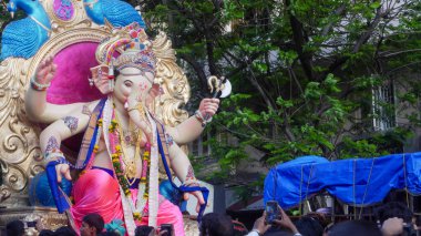 Mumbai, Maharashtra, Hindistan - 5 Eylül 2017: Hint Hindu tanrısı Ganesh Visarjan Girgaum 'da, Mumbai' de halk kitle toplantısı
