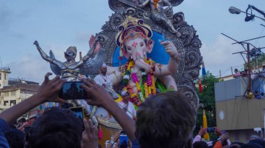 Mumbai, Maharashtra, Hindistan - 5 Eylül 2017: Hint Hindu tanrısı Ganesh Visarjan Girgaum 'da, Mumbai' de halk kitle toplantısı