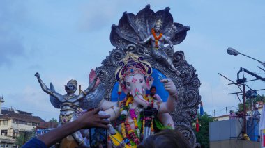 Mumbai, Maharashtra, Hindistan - 5 Eylül 2017: Hint Hindu tanrısı Ganesh Visarjan Girgaum 'da, Mumbai' de halk kitle toplantısı
