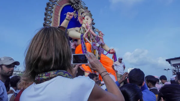 Mumbai, Maharashtra, Hindistan - 5 Eylül 2017: Hint Hindu tanrısı Ganesh Visarjan Girgaum 'da, Mumbai' de halk kitle toplantısı