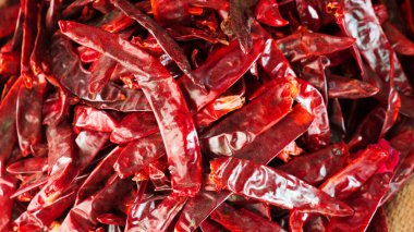 Kurutulmuş kırmızı biber yığını. Sokak pazarında kurutulmuş kırmızı biber yığını..