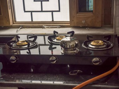 Hint evinde üç ocağı olan gaz ocağı..
