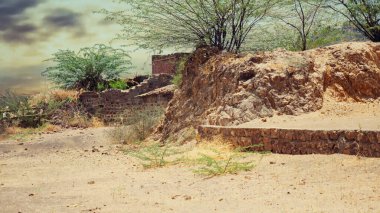 Kırık, harap, terk edilmiş, hasarlı eski kulübe, Hindistan köyünün kırsal kesimindeki kır evi..