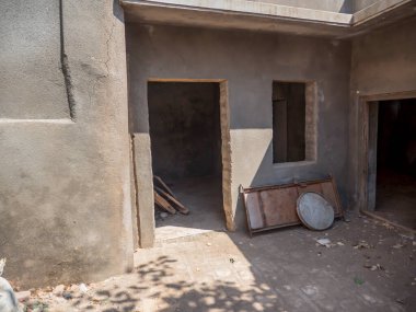 İnşa halindeyken Hindistan 'ın kırsal kesimindeki köy kasabasında yıkılmış eski bir ev..