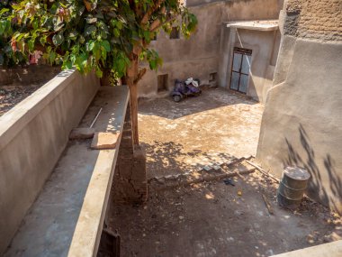 İnşa halindeyken Hindistan 'ın kırsal kesimindeki köy kasabasında yıkılmış eski bir ev..