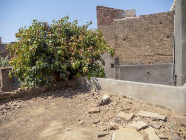 İnşa halindeyken Hindistan 'ın kırsal kesimindeki köy kasabasında yıkılmış eski bir ev..