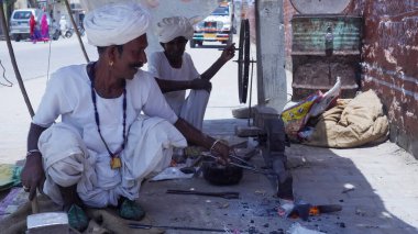 Bhinmal Rajasthan, Hindistan - 23 Mayıs 2017: Hint kırsal köyünde metal işi yapan demirci