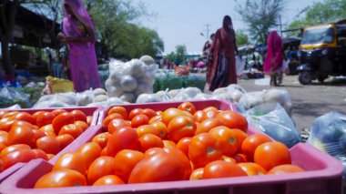 Bhinmal Rajasthan, Hindistan - 23 Mayıs 2017: Hindistan geleneksel kırsal köy sebze pazarı, önplanda domates yığını.