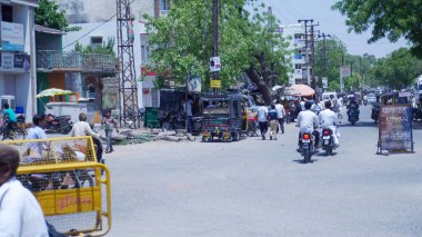 Bhinmal Rajasthan, Hindistan - 23 Mayıs 2017: Hindistan kırsal kesimindeki sokak yolu.