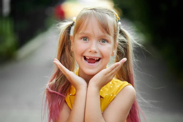 Les Enfants Sans Dents Sourient Petite Fille Mignonne Enfant Rit — Photo