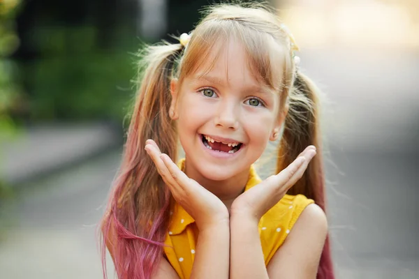 Sorriso Infantil Desdentado Pequena Menina Bonito Criança Mostra Primeiro Dente — Fotografia de Stock