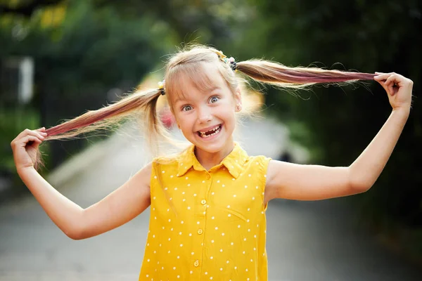 Sourire Enfantin Sans Dents Petite Fille Mignonne Enfant Rit Montre — Photo