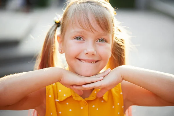 Sorriso Infantil Desdentado Pequena Menina Bonito Criança Mostra Primeiro Dente — Fotografia de Stock