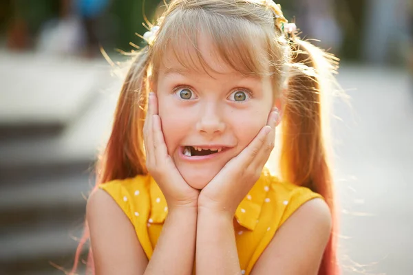Fogatlan Gyerekes Mosoly Kis Aranyos Kislány Nevet Megmutatja Első Kiesett — Stock Fotó