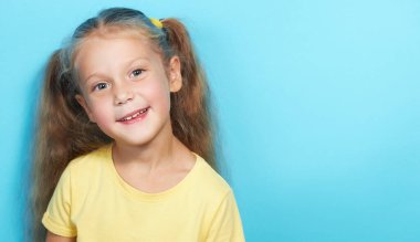 Tatlı küçük kız ilk süt dişini kaybetti. Çocukluk ağız temizliği, dişsiz gülümseme.