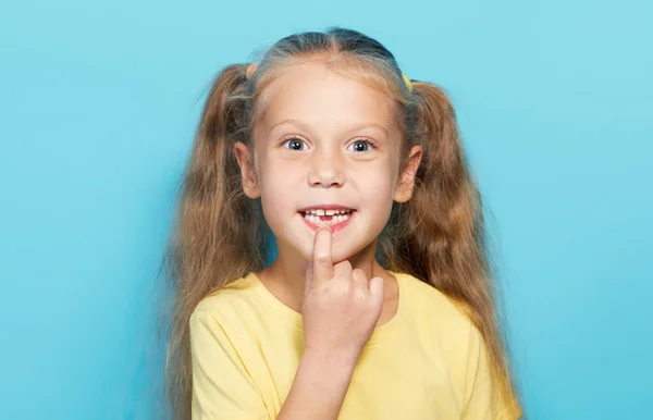 Douce Petite Fille Enfant Perdu Les Premières Dents Inférieures Lait — Photo