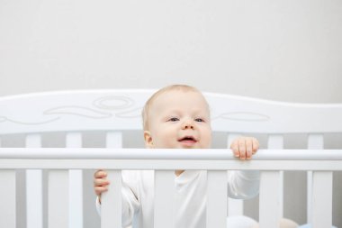 Uyurken yatakta uzanan huzurlu şirin bir çocuğun portresi. Çocuklar için doğru günlük rutin, sağlıklı ve dinç olmanın anahtarıdır.