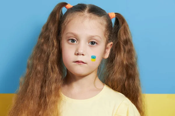 Menina Triste Fundo Bandeira Ucraniana Pequeno Patriota Ucraniano Está Chorando — Fotografia de Stock