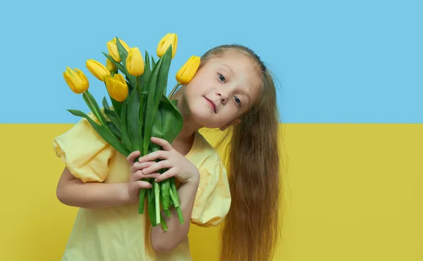 Linda Niña Fondo Bandera Ucrania Sostiene Ramo Flores Tulipán Amarillo — Foto de Stock