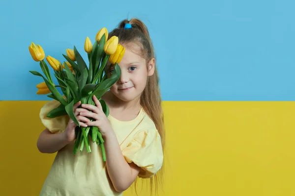 Linda Niña Fondo Bandera Ucrania Sostiene Ramo Flores Tulipán Amarillo — Foto de Stock