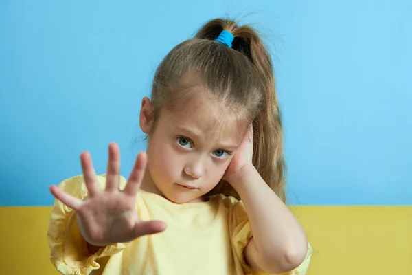 Rädd Barnflicka Rädd För Krig Han Täcker Öronen Med Händerna — Stockfoto