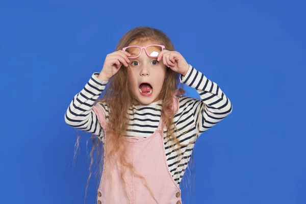 Πορτρέτο Ενός Αστείου Κοριτσιού Γυαλιά Μπλε Φόντο Παιδί Για Οφθαλμολογικό — Φωτογραφία Αρχείου